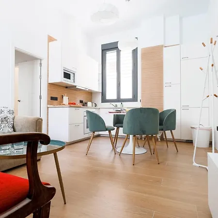 Oasis In The Heart Of - 2 Bedroom With Free Parking Apartment *