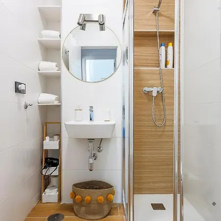 Oasis In The Heart Of - 2 Bedroom With Free Parking Apartment