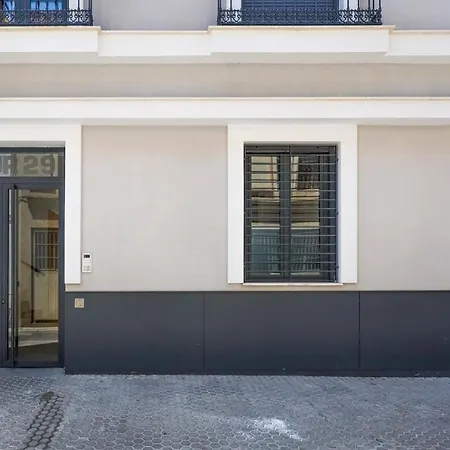 Oasis In The Heart Of - 2 Bedroom With Free Parking Apartment