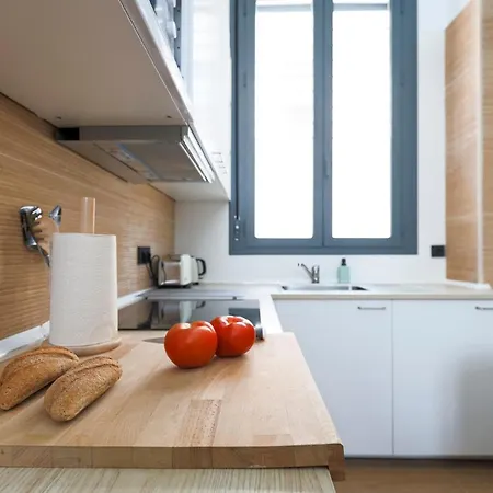 Apartment Oasis In The Heart Of - 2 Bedroom With Free Parking *