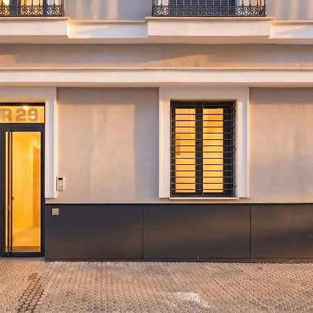 Oasis In The Heart Of - 2 Bedroom With Free Parking Apartment