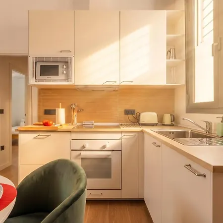 Oasis In The Heart Of - 2 Bedroom With Free Parking Apartment *