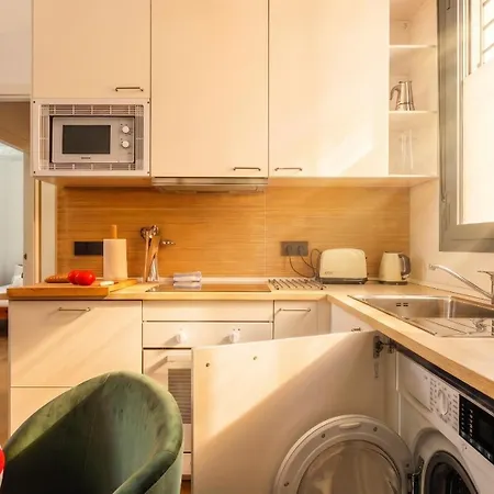 Apartment Oasis In The Heart Of - 2 Bedroom With Free Parking *