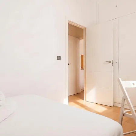 Oasis In The Heart Of - 2 Bedroom With Free Parking Seville