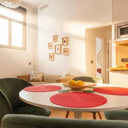 Apartment Oasis In The Heart Of - 2 Bedroom With Free Parking
