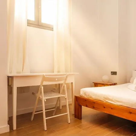 Oasis In The Heart Of - 2 Bedroom With Free Parking Apartment