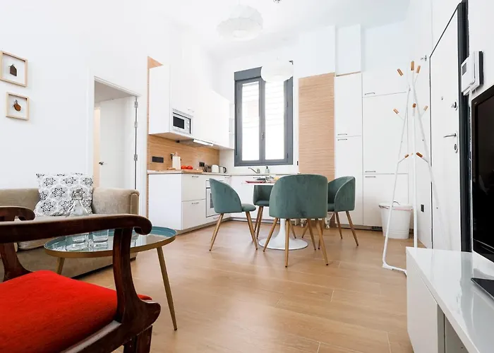 Oasis In The Heart Of - 2 Bedroom With Free Parking Apartment *