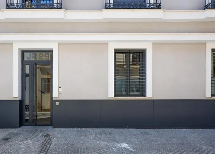 Oasis In The Heart Of - 2 Bedroom With Free Parking Apartment