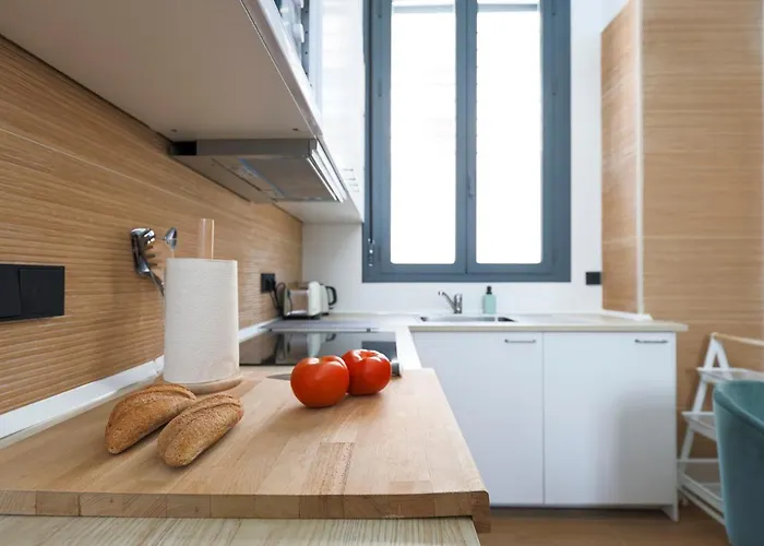 Apartment Oasis In The Heart Of - 2 Bedroom With Free Parking *